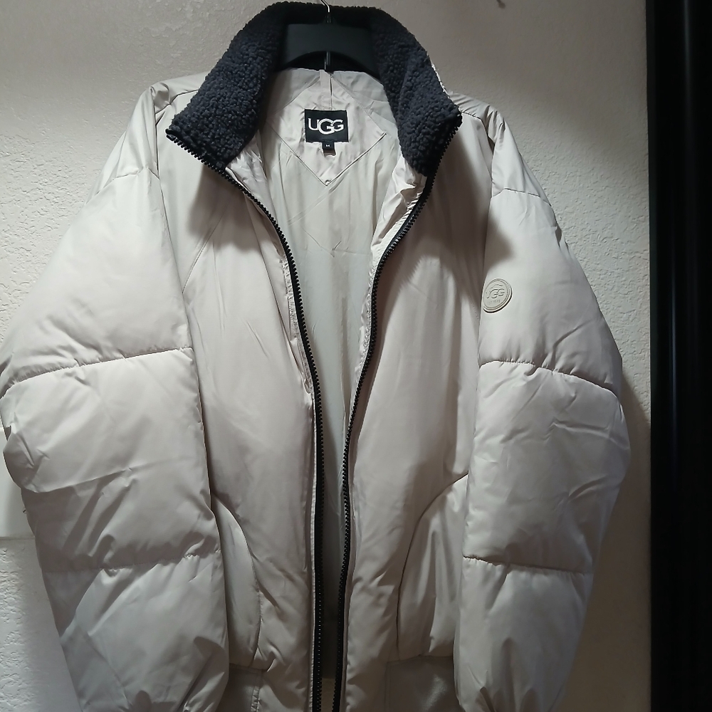 UGG Off-White Puffer Jacket nwot  with Black Collar size m